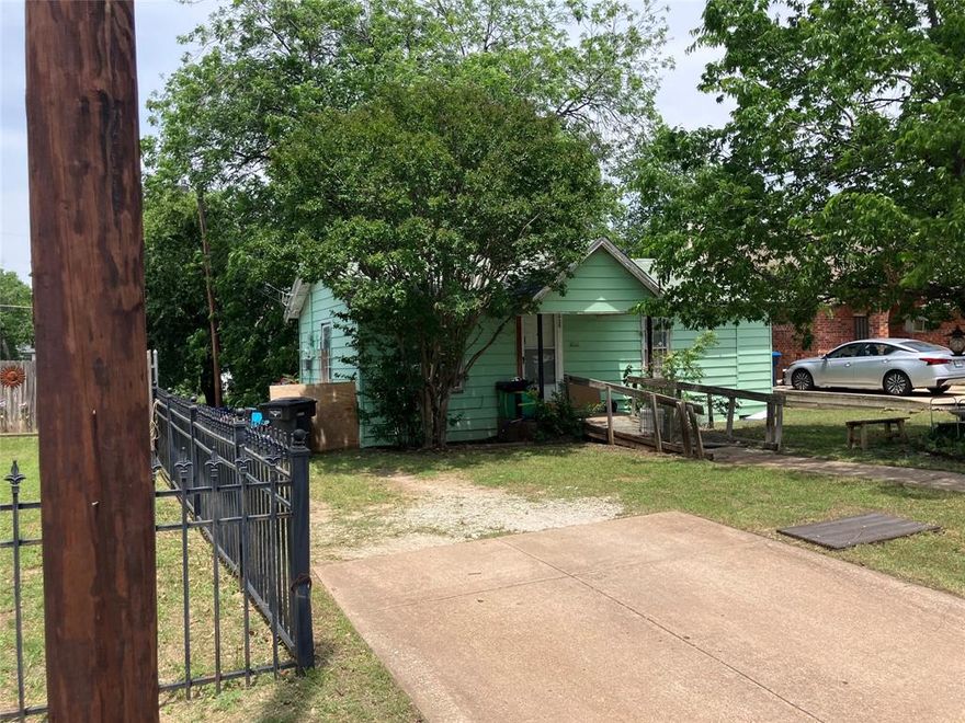 Investor Special – Cash Only! Great opportunity in a prime Fort Worth location! This 1 bed, 1 bath home is vacant and ready for its next owner. The property features a spacious yard with plenty of room for additions or future improvements. Perfect for investors or DIY enthusiasts looking for their next project. Don’t miss out on this potential packed property!