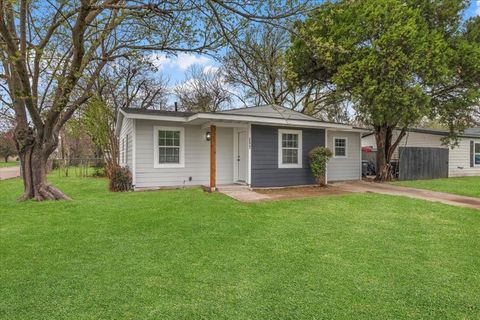 Photo of 3744 S Hughes Avenue, Fort Worth, TX 76119 (MLS # 21205560)