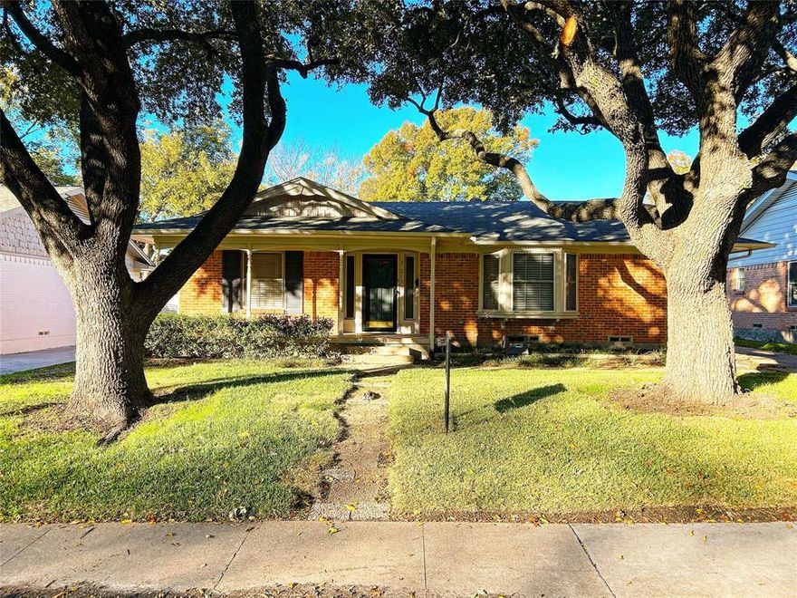 Charming 3 bed 2 bath in Lake Highlands!