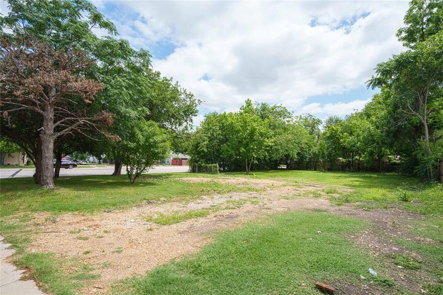 GREAT LOCATION & INVESTOR OPPORTUNITY. Build your custom home in this gentification area, featuring many new construction homes nearby. Located just north of Dallas Love Field.
