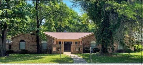 Photo of 20 Greenbriar Street, Mineral Wells, TX 76067 (MLS # 21099856)