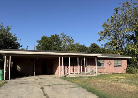 Photo of 1603 Cherry Street, Gainesville, TX 76240 (MLS # 21388678)