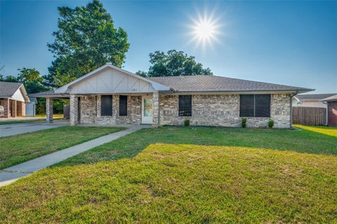 Photo of 101 Sara Court, Collinsville, TX 76233 (MLS # 21374602)
