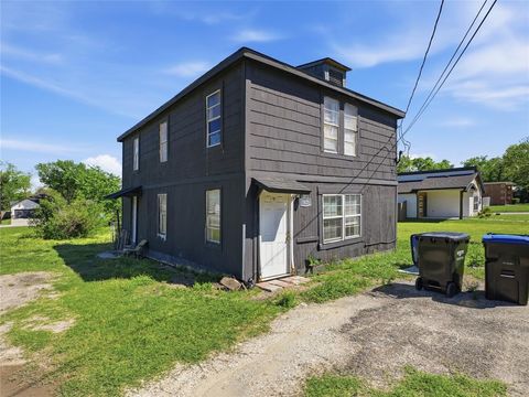 Photo of 1821 Johnson Street, Greenville, TX 75401 (MLS # 21234839)