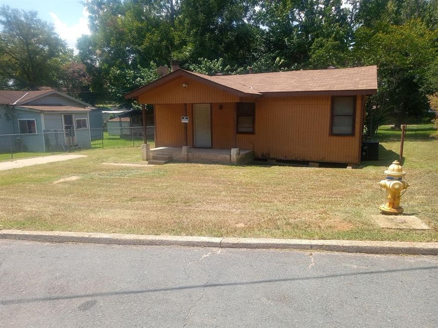 Investment opportunity! This 3 bedroom, 1 bath would make a great rental. Perfect price point for great return on investment. Would also make a great flip with small investment. Whether you are looking to add to your portfolio or take on a DIY project, this one has potential. Priced to sell, call today to schedule you showing.  Electricity is not on. Schedule accordingly.