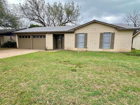 Photo of 110 Glen Rose Avenue, Cleburne, TX 76033 (MLS # 21204467)