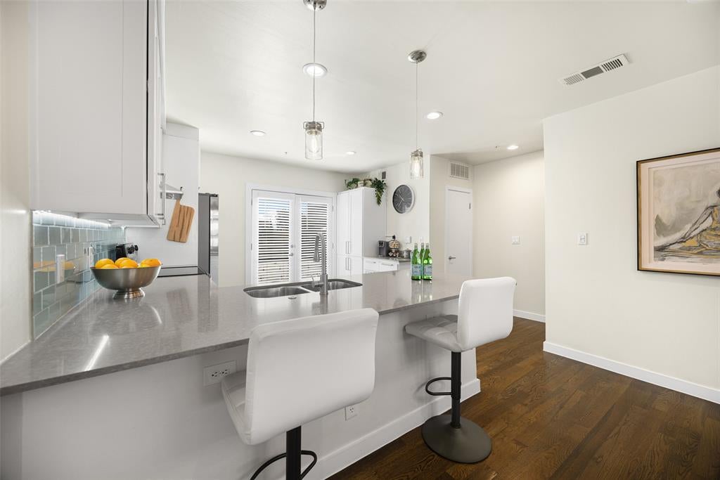 3922 GILBERT Avenue 214