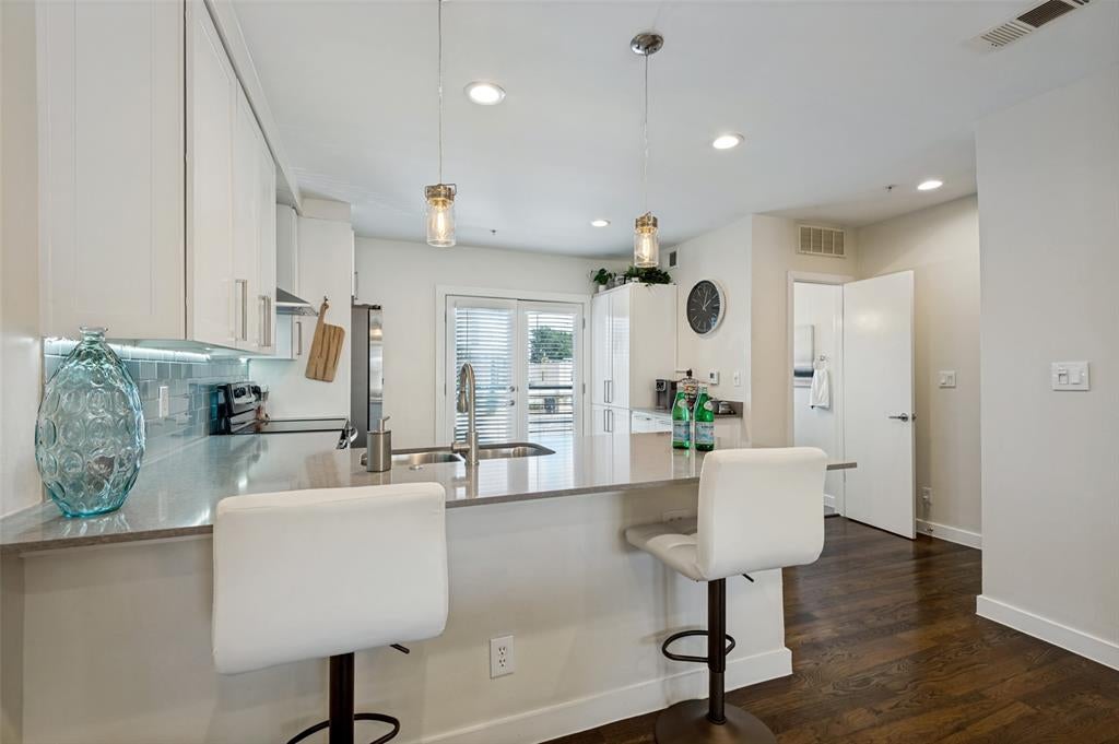 3922 GILBERT Avenue 214