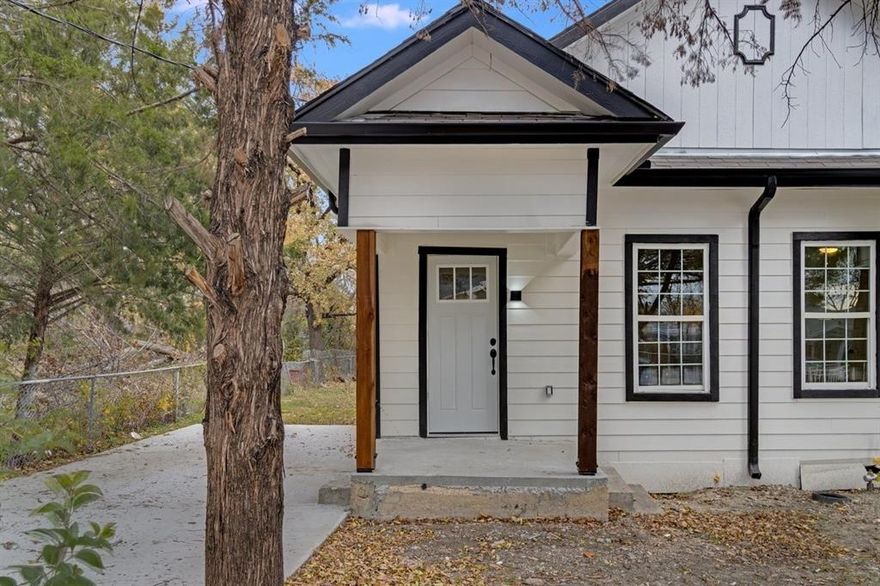 Great Duplex for those that are looking to live in West Dallas. Newly Refurbished, and is ready to rent with new appliances. This is a 2 bedroom, 1 bathroom with a backyard and a shared shed space. Utilities will be shared between the tenants. Landlord will be installing privacy fence in the near future.