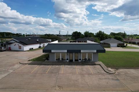 Photo of 440 S Hillcrest Drive, Sulphur Springs, TX 75482 (MLS # 21235066)