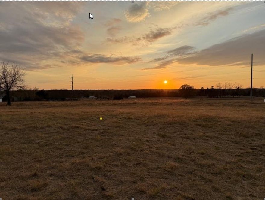 Great property overlooking a large lake. Quiet county road that is a dead end. Very pretty gently rolling with trees along the perimeter for privacy. If you are looking for a building site in a great school district with easy access to US 75 this is a special property. Great access to Van Alstyne or Anna.