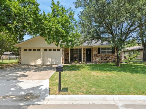 Photo of 2005 Maplewood Drive, Gainesville, TX 76240 (MLS # 21236149)