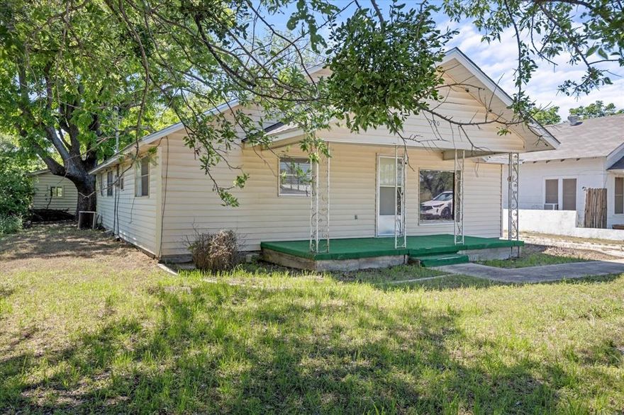 Introducing this charming 2-bedroom, 2-bathroom home with excellent potential in Eastland, Texas! Boasting great bones and awaiting your personal touches, this vacant property is ready for a new owner to make it their own. Ideal for first-time homebuyers or savvy investors, seize the opportunity to transform this house into your dream home or profitable investment. Schedule a viewing today and envision the possibilities!