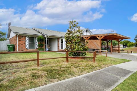 Photo of 6425 Greenfield Court, Watauga, TX 76148 (MLS # 21092387) Photo of 6425 Greenfield Court, Watauga, TX 76148 (MLS # 21092387)