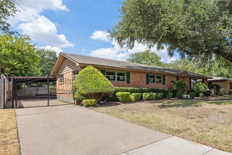 A home in Benbrook