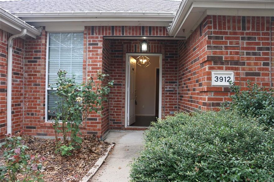 Single-story home in Eldorado Heights. Open floor plan with modern look kitchen with new granite counters, back-splash and stainless-steel appliances. The kitchen is open to the breakfast area and family room with gas-log fireplace. Split bedrooms, covered patio.

Close to Major highways