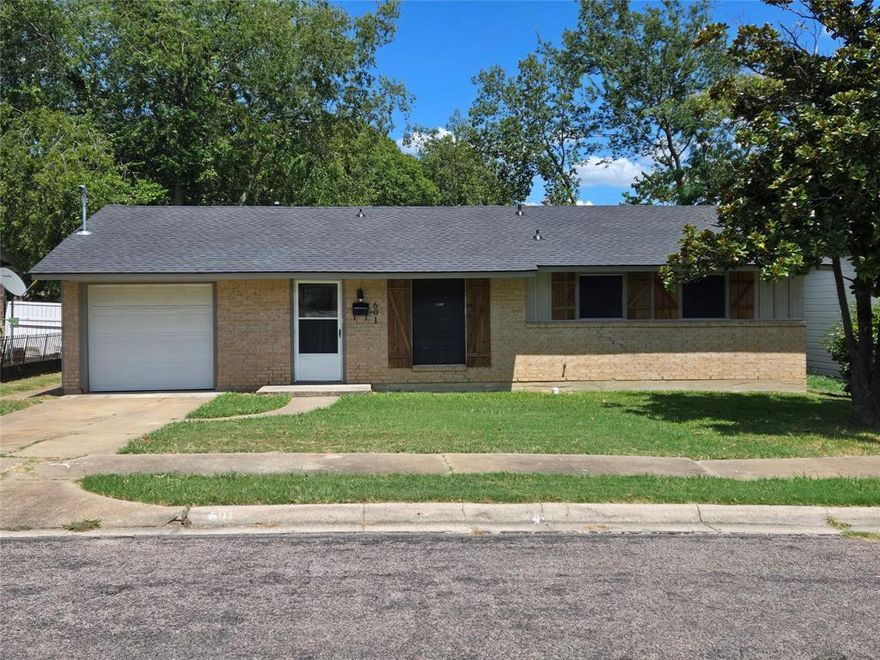 QUIET neighborhood located moments away from everything that Sherman, TX has to offer.  Less than an hour's drive has you to any attraction one might see with the proximity to major metropolitan areas.