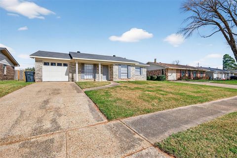 Tiny photo for 1521 Holiday Place, Bossier City, LA 71112 (MLS # 21196522)