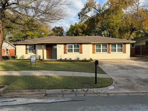 520 W Redbud Drive Hurst TX 76053