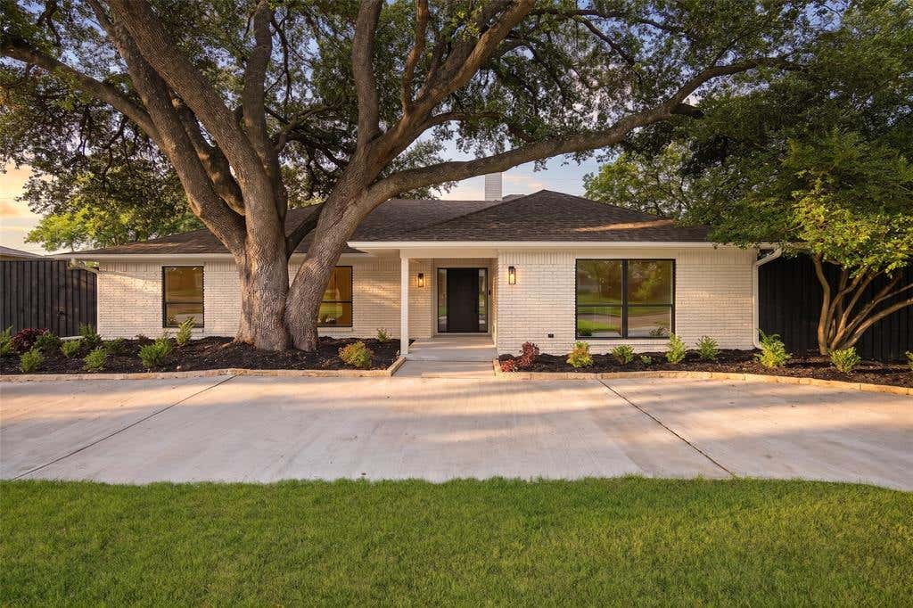 Photo of 7512 Woodstone Lane, Dallas, TX 75248 (MLS # 21300111)