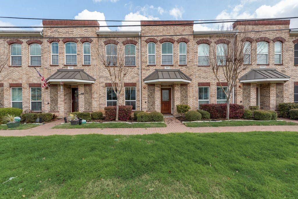 Photo of 207 S Kealy Avenue, Lewisville, TX 75057 (MLS # 21202573)