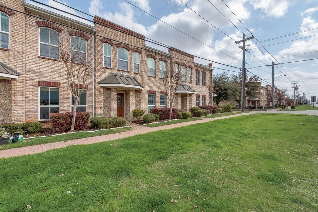 Photo of 207 S Kealy Avenue, Lewisville, TX 75057 (MLS # 21202573)