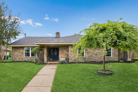 Photo of 722 Royal Oaks Drive, Garland, TX 75040 (MLS # 21231439)