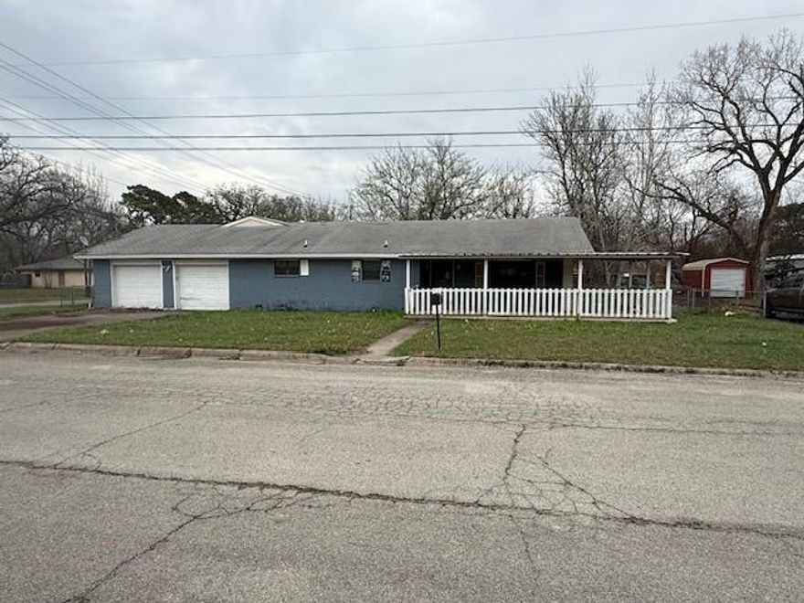 Great home on a nice size lot in a great neighborhood! This home is listed way below appraised value for a quick sale. It needs some TLC so bring an open mind, its ready for you to make it your own! THIS HOME IS BEING SOLD AS IS