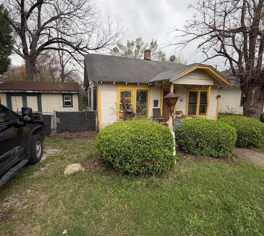 Investor Special - this property is in need of a full rehab or to be torn down for a new build opportunity.