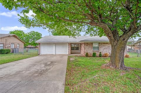 Photo of 913 Patricia Drive, Sherman, TX 75090 (MLS # 21223230)