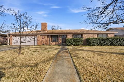 Photo of 306 Texoma Drive, Whitesboro, TX 76273 (MLS # 21178096)
