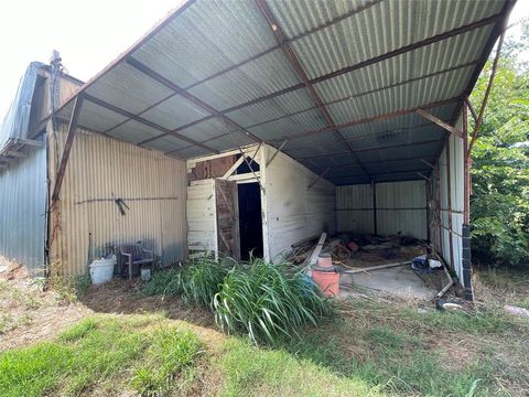 A home in Honey Grove