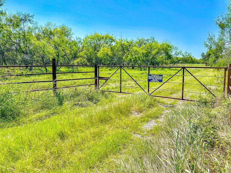 Experience the beauty of nature with this stunning 140 acre-lot nestled in Dawson, TX. Featuring three serene ponds, this property is a picturesque retreat. With the convenience of electric and water meters already installed, this lot is ready for you to build your dream home or use for recreational purposes. Dont miss the opportunity to own this gorgeous piece of land and immerse yourself in the tranquility it offers.
