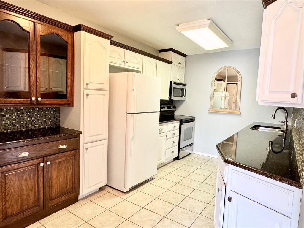 RIDGLEA EST CONDO - Residential Lease