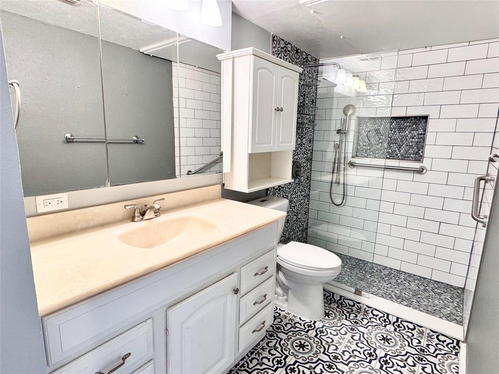 RIDGLEA EST CONDO - Residential Lease