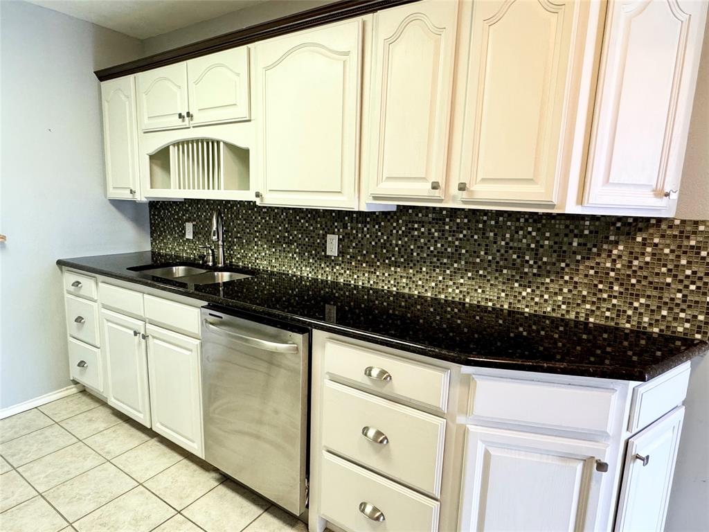 RIDGLEA EST CONDO - Residential Lease