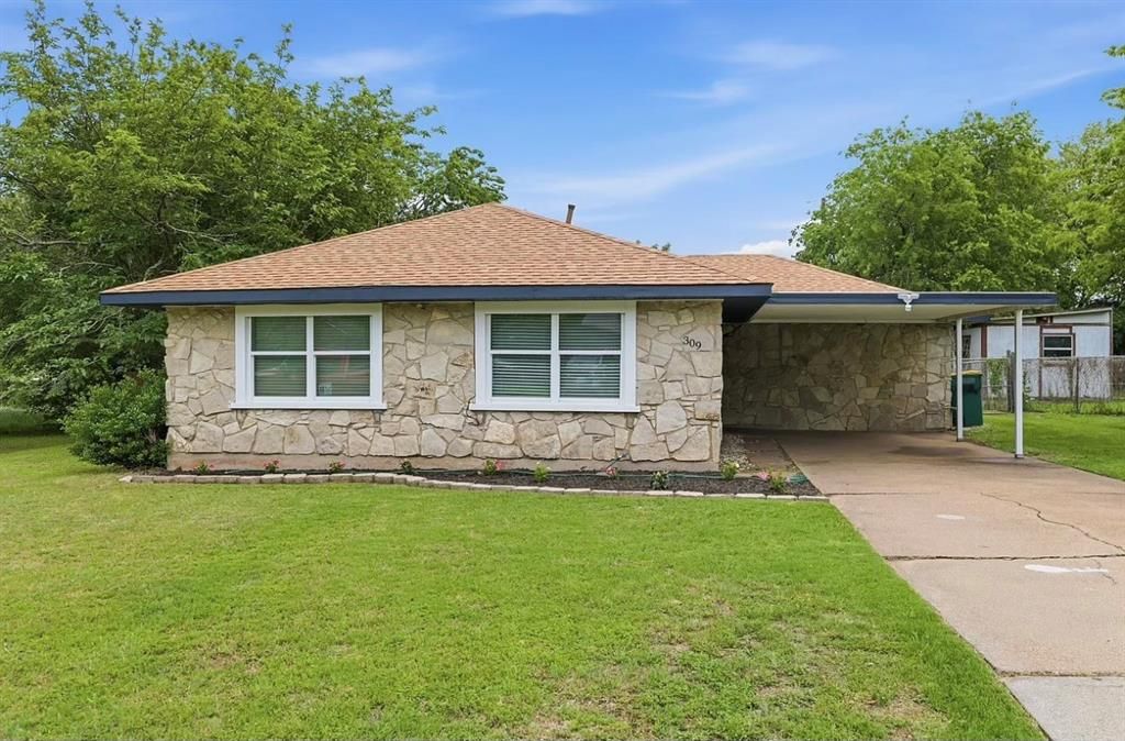 Photo of 309 Kessler Drive, Granbury, TX 76048 (MLS # 21320402)