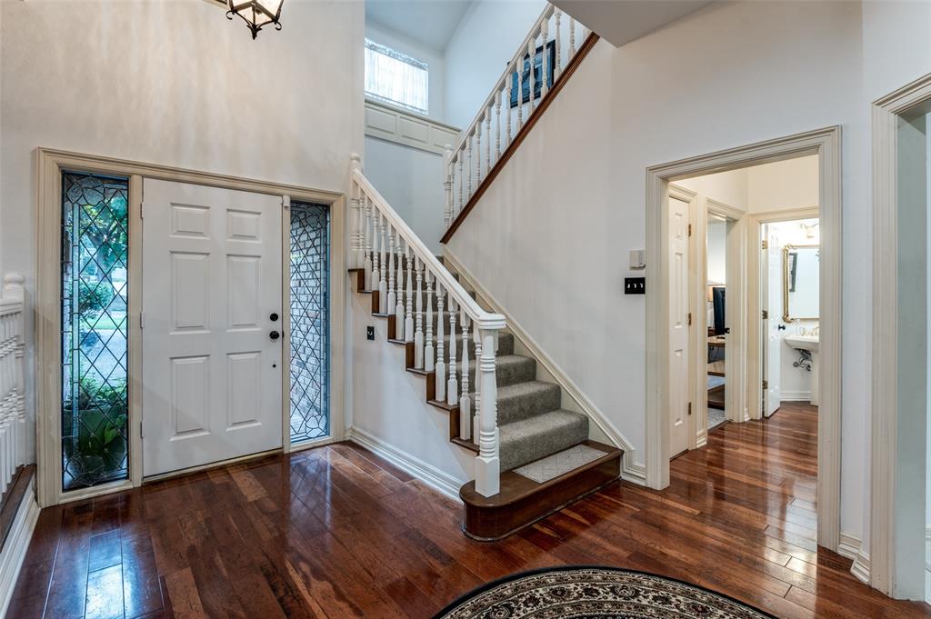 1806 Lakeshore Court