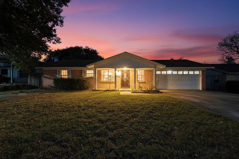 Photo of 2712 Pennington Street, Irving, TX 75062 (MLS # 21128518)
