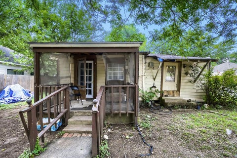 Photo of 1012 E Jefferson Street, Waxahachie, TX 75165 (MLS # 21335337)