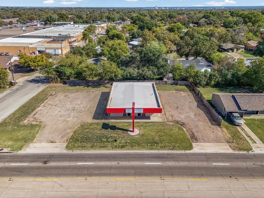 Discover an excellent opportunity to position your business in a high-visibility area of Waco. This versatile commercial building offers prime exposure near the intersection of New Road and Bosque Boulevard, surrounded by established local and national businesses. Nearby businesses include Bush’s Chicken, Greenlife Nursery, Extraco Events Center, Walgreen’s, and Standard Hat Works, providing a high traffic count and ideal exposure for your brand. The freshly updated exterior is flanked by two parking lots that provide easy entrance for all. Inside you will find a mostly open layout with multiple baths, a breakroom kitchen, and more. Previously occupied by a finance company, this building features O-2 Zoning, allowing for many possible uses. See alternate listing for long term NNN lease opportunity. Listing agent is owner.