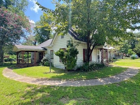 201 W Daingerfield Street Omaha TX 75571