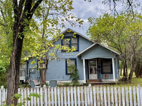Photo of 103 S Center Street, Bonham, TX 75418 (MLS # 21403410)