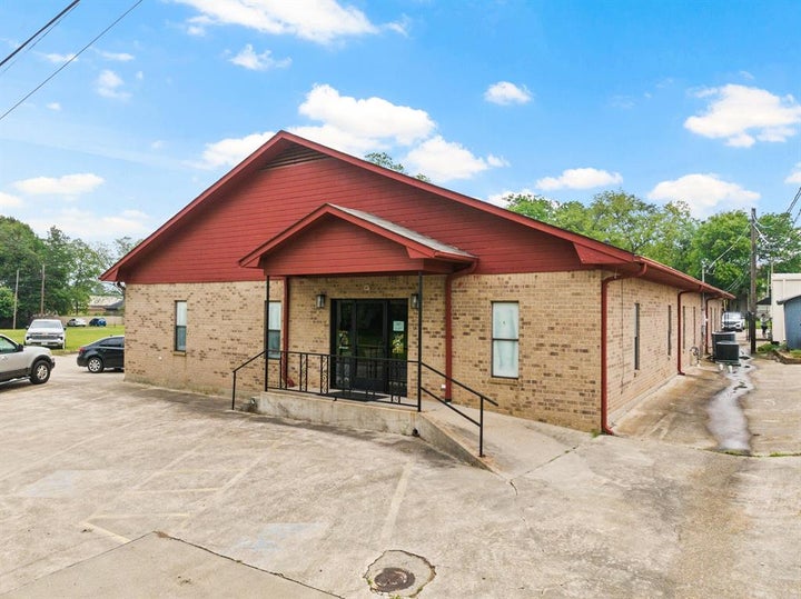Photo 1 of 40 — 107 E 11th Street, Mount Pleasant, TX 75455