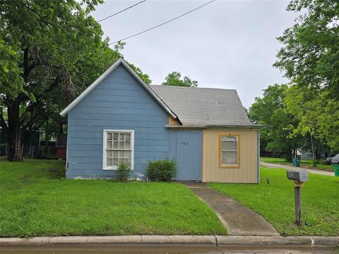 Photo of 602 N Weaver Street, Gainesville, TX 76240 (MLS # 21246473)
