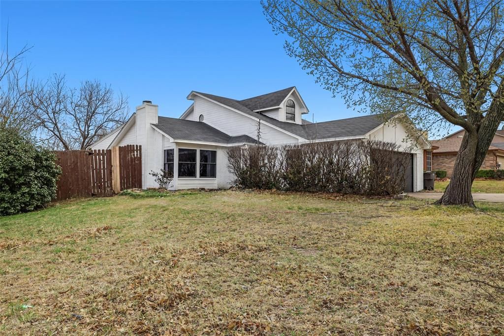 Photo of 10001 Pack Saddle Trail, Fort Worth, TX 76108 (MLS # 21150809)