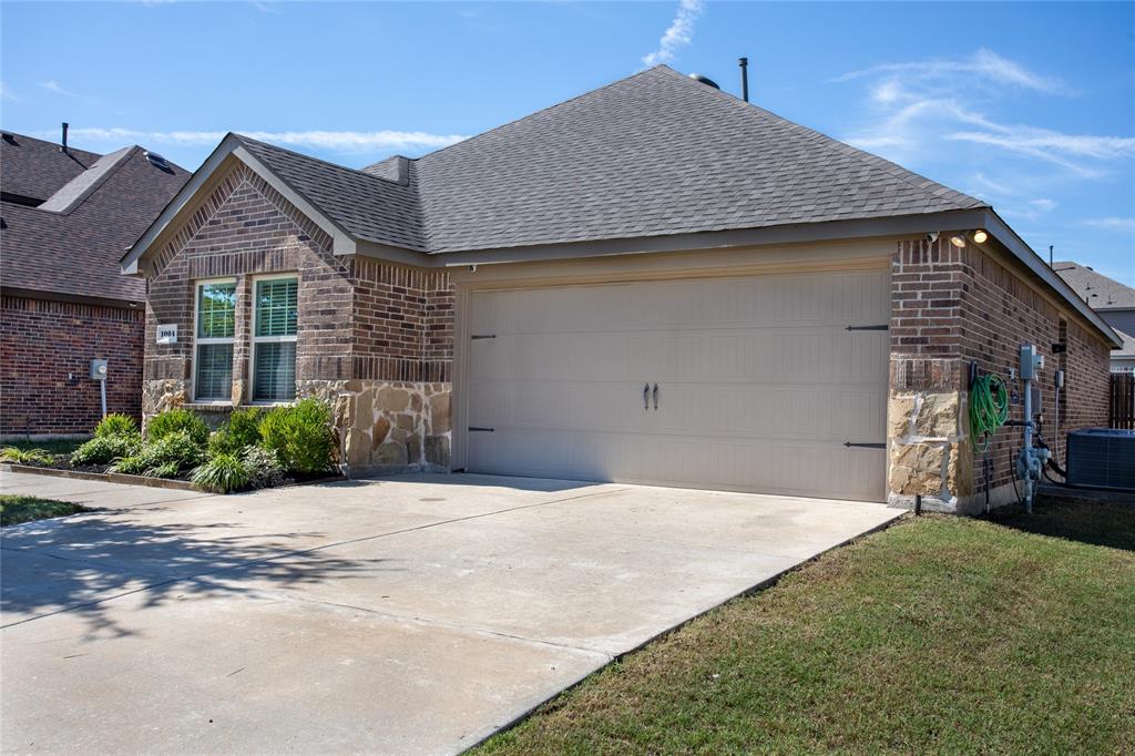 1004 Longhorn Lane