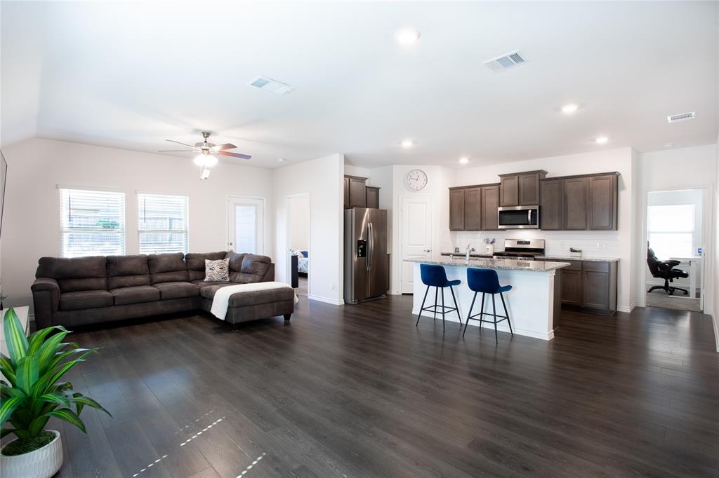 1004 Longhorn Lane