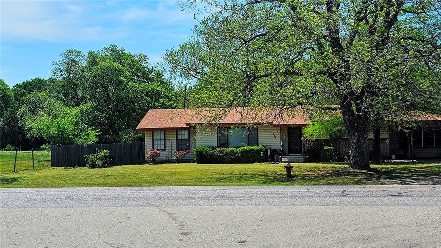 C2 Zoning Fantastic location for a wonderful new business. Home is in a great condition to renovate, or use as is. Property, land, next door also available.