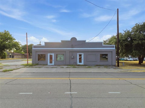 Photo of 625-627 S Rogers Road, Irving, TX 75060 (MLS # 21402515)